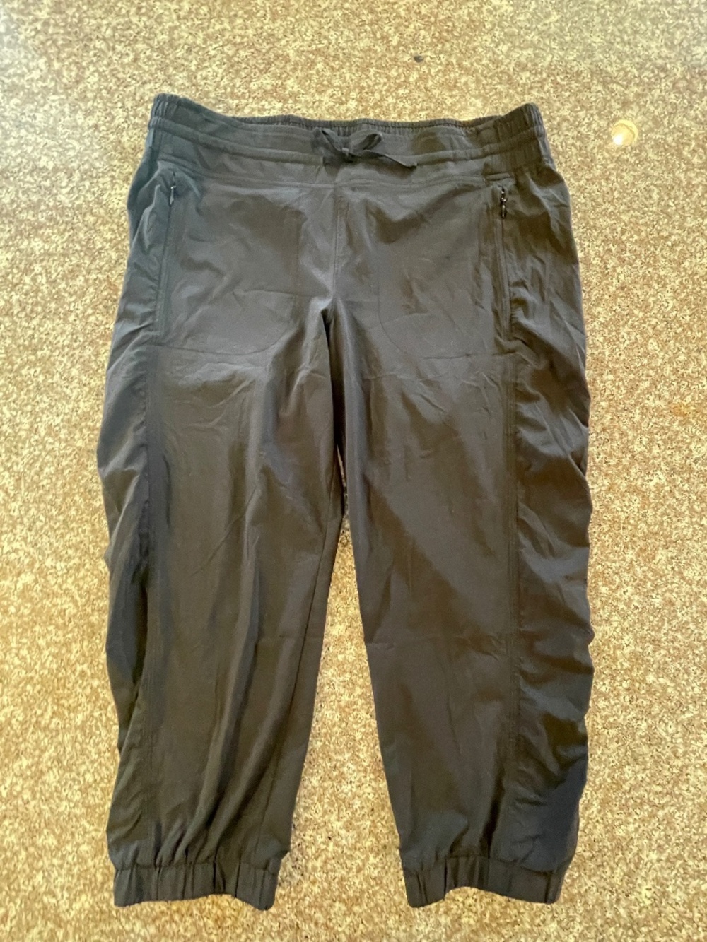 Athleta La Viva Capris size 12 Black 2 Front zipper pockets 2 back zipper pocket